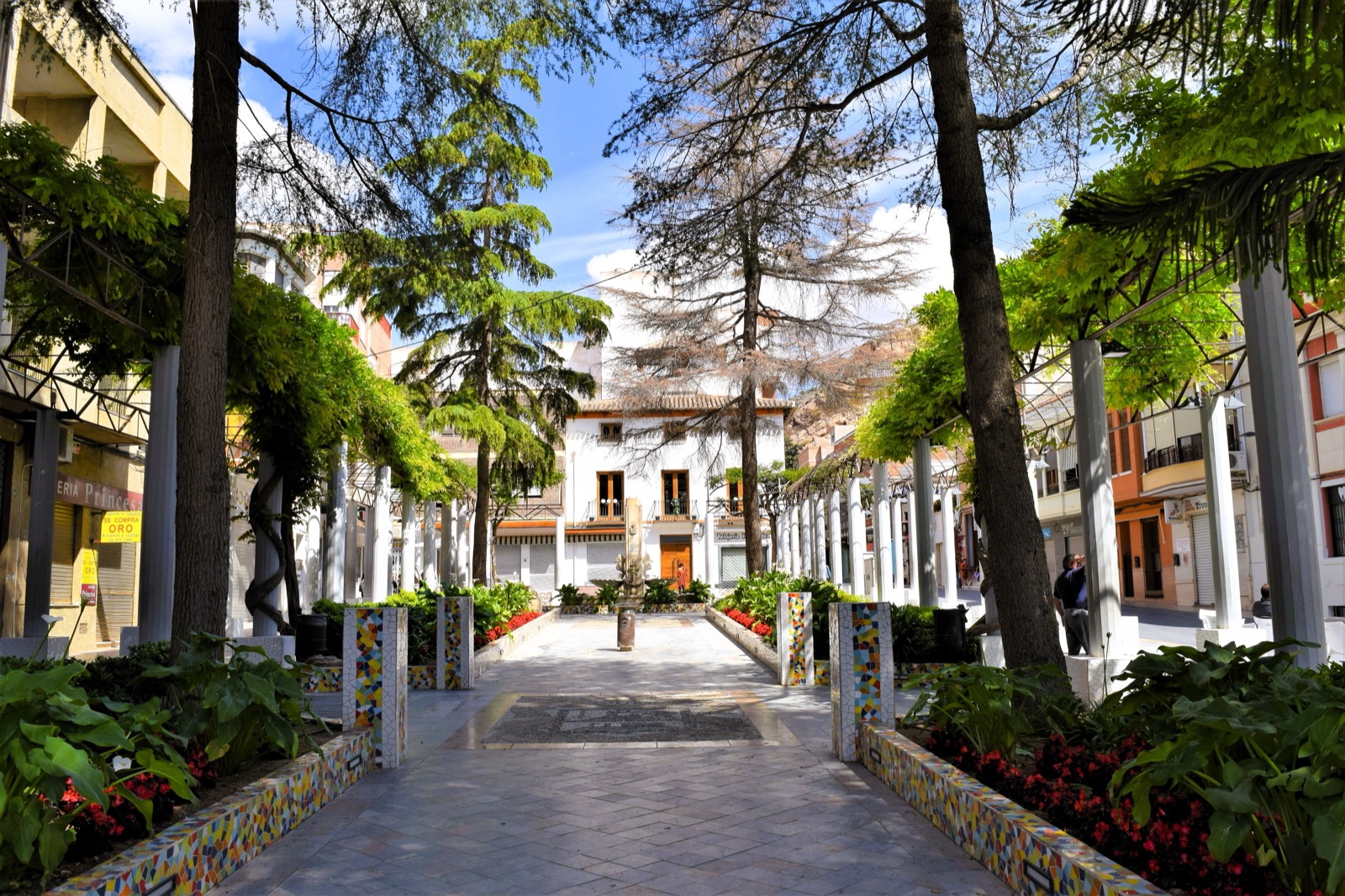 The tree-lined promenade at the Jardin de los Patos, Alhama de Murcia