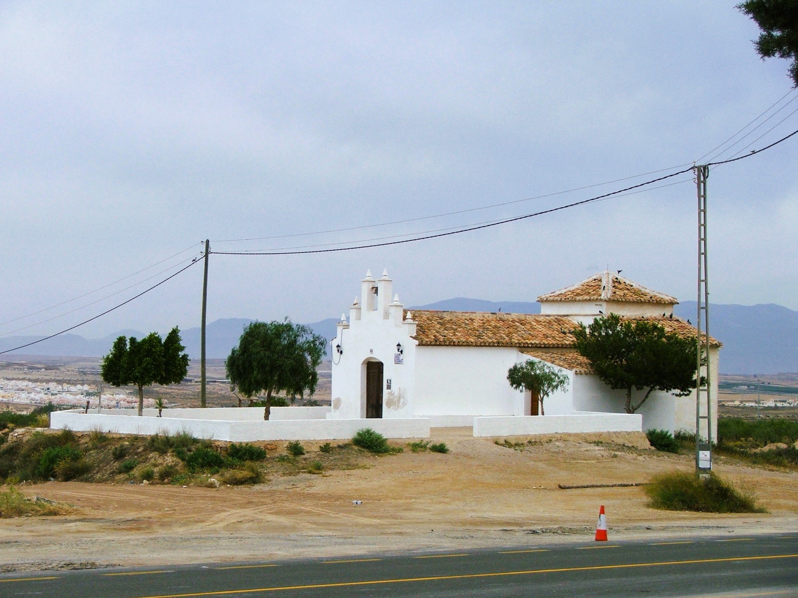 The white Iglesia San José at El Saladillo in 2006, with Camposol in the distance