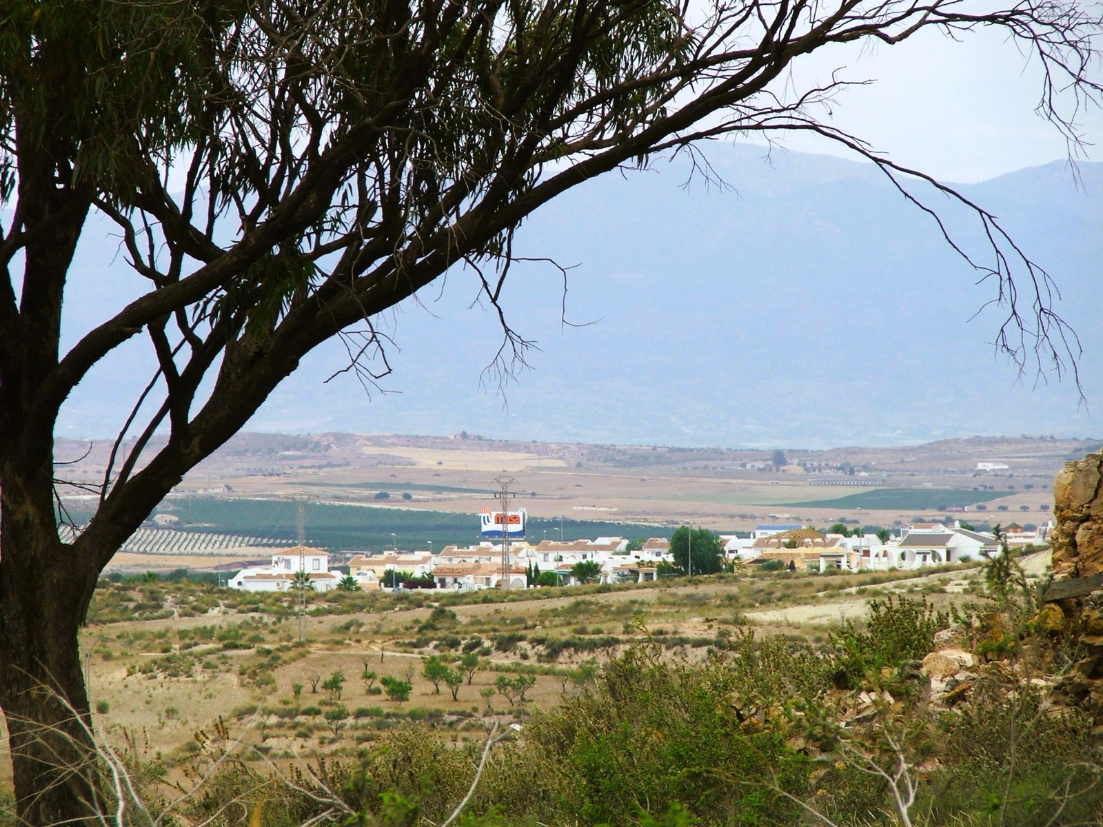 A 2006 view of Camposol Sector A from the Via Verde greenway, white villas across the plain with mountains behind