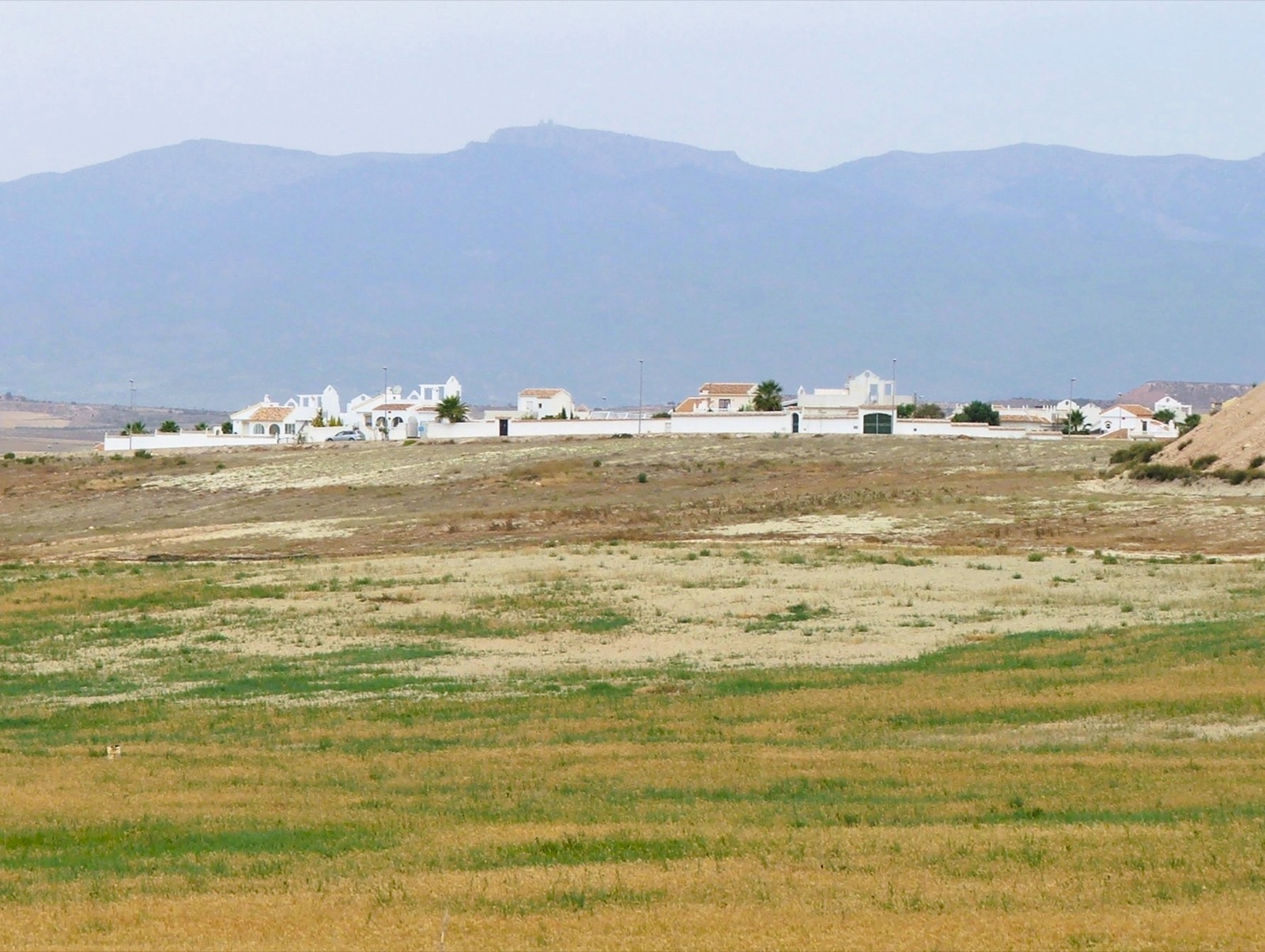 A 2006 view of Camposol Sector A from the Via Verde greenway, white villas across the plain with mountains behind