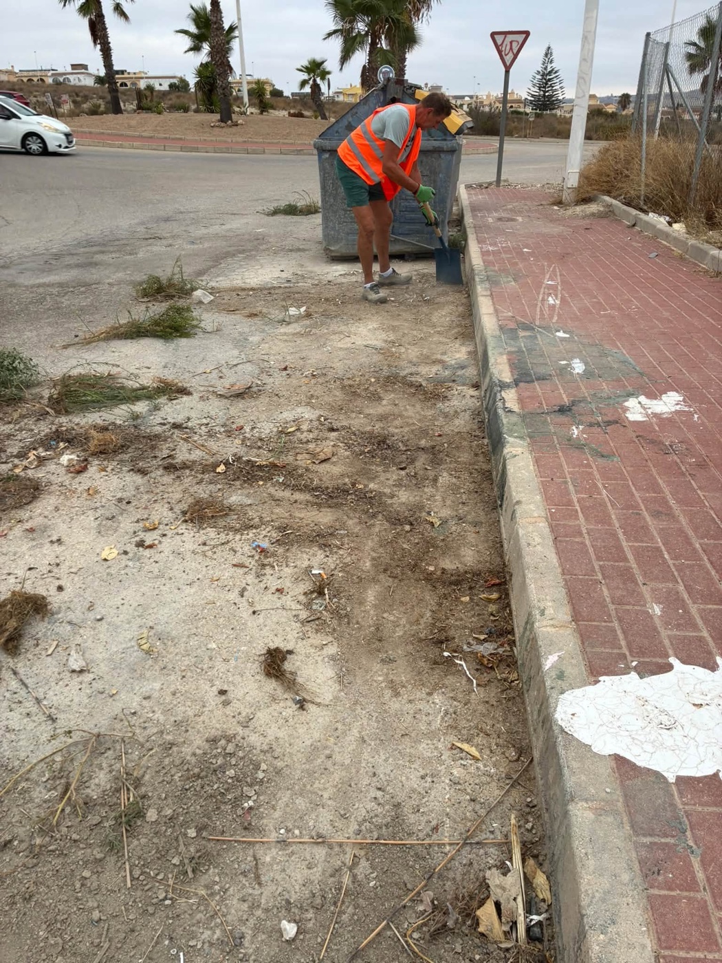 Camposol Clean and Tidy volunteer clearing a verge