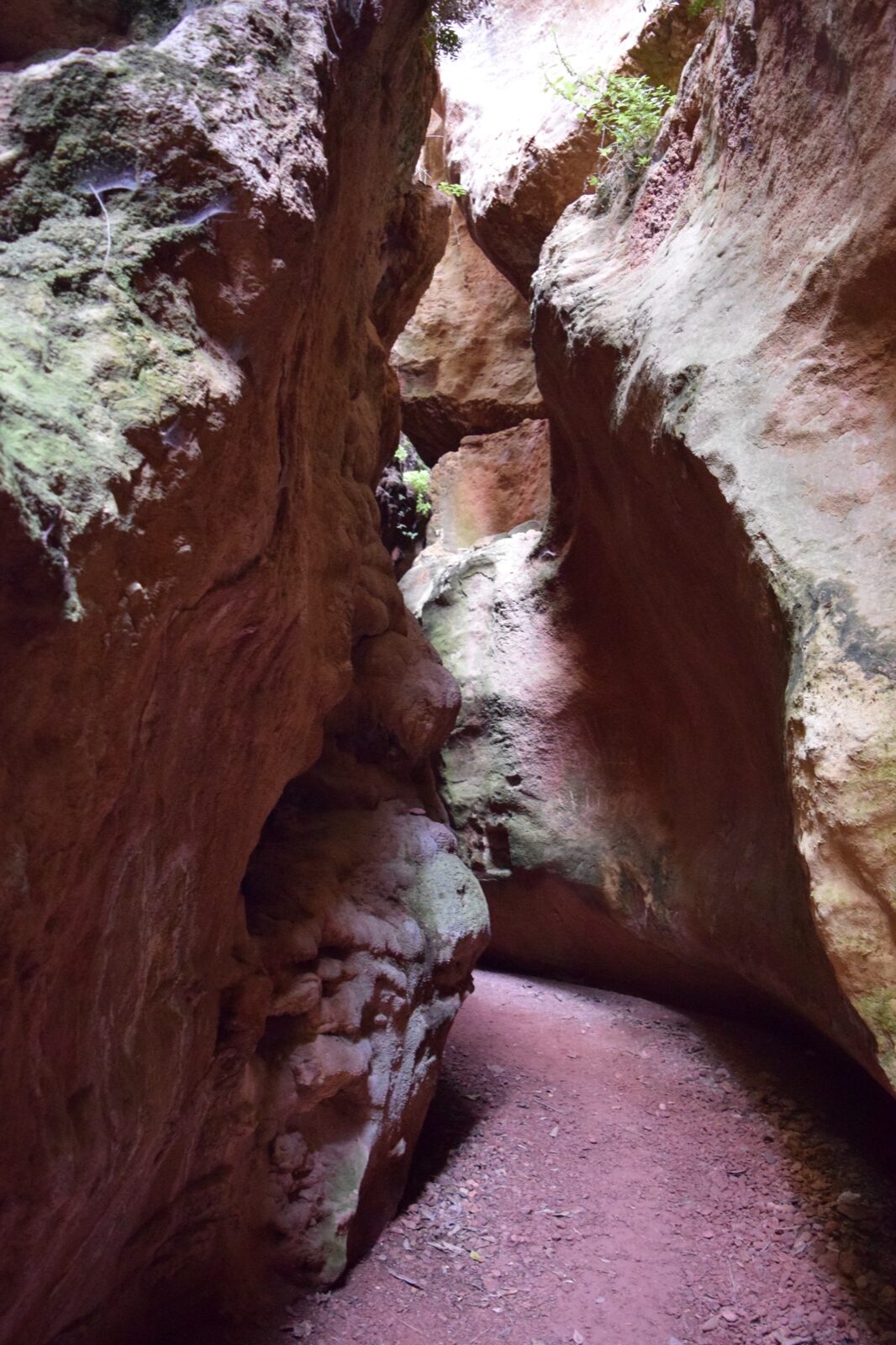 The red sandstone chamber of the Estrecho de la Agualeja gorge
